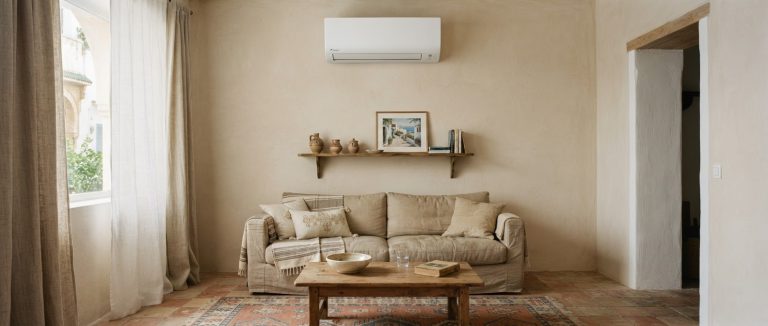 Salon avec un climatiseur fixé au-dessus du canapé